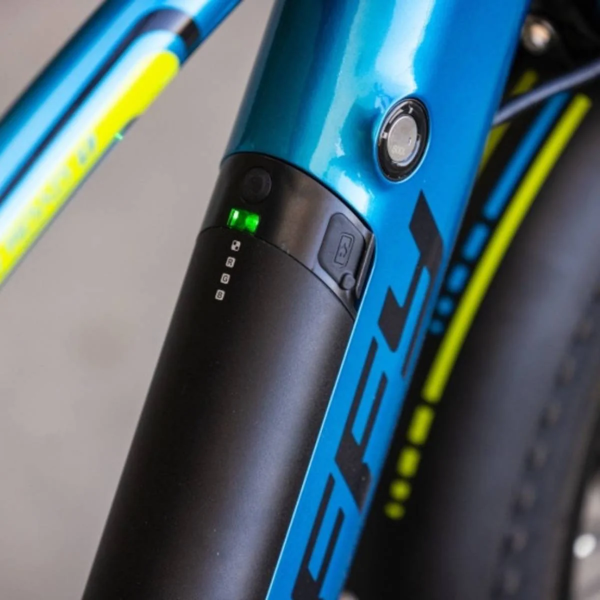 Huffy 20" EThunder Road Electiric Bike - Blue/Black - Image 3