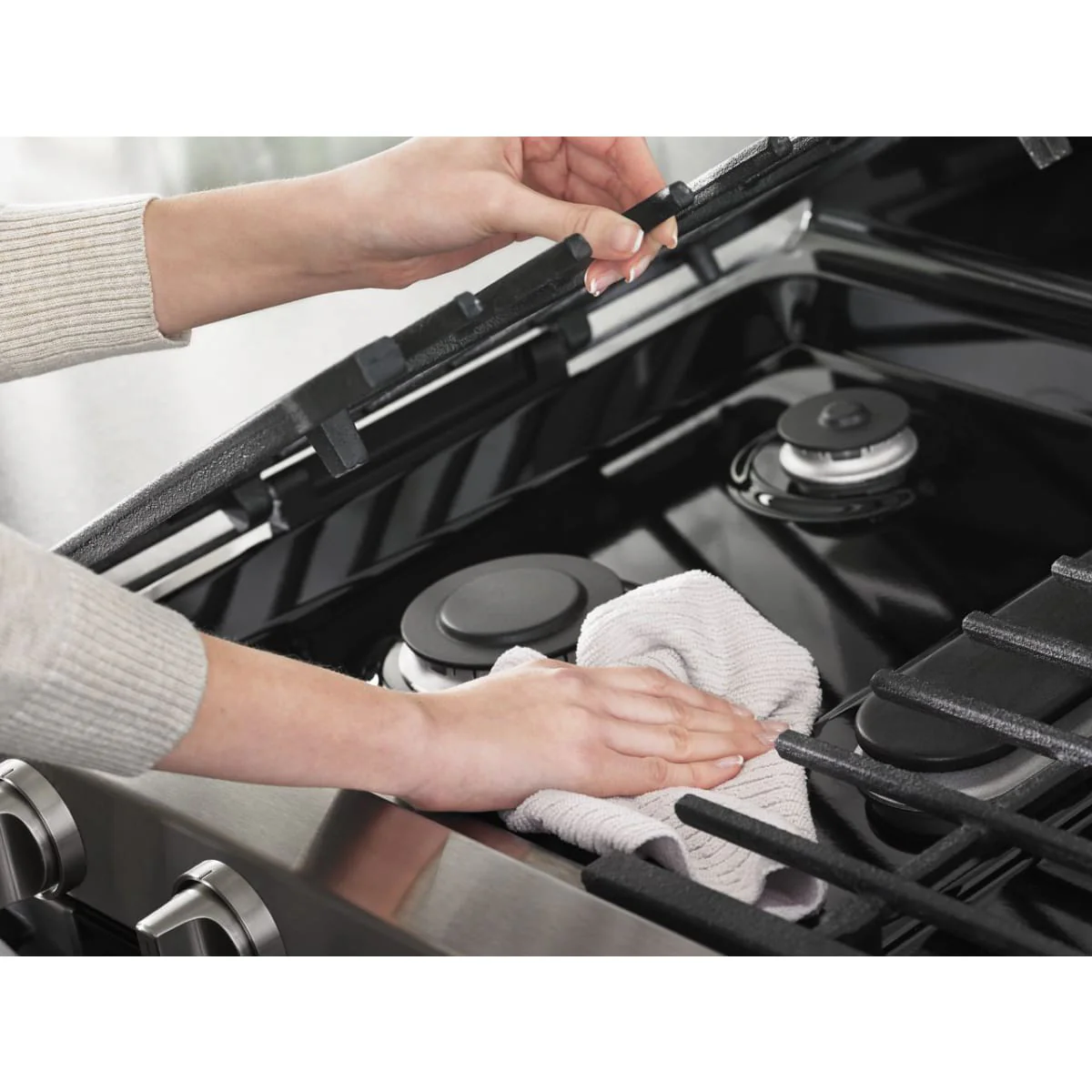 Whirlpool WGG745S0FS 6 cu. ft. Self-Cleaning Freestanding Double Oven Gas Convection Range - Silver - Image 8