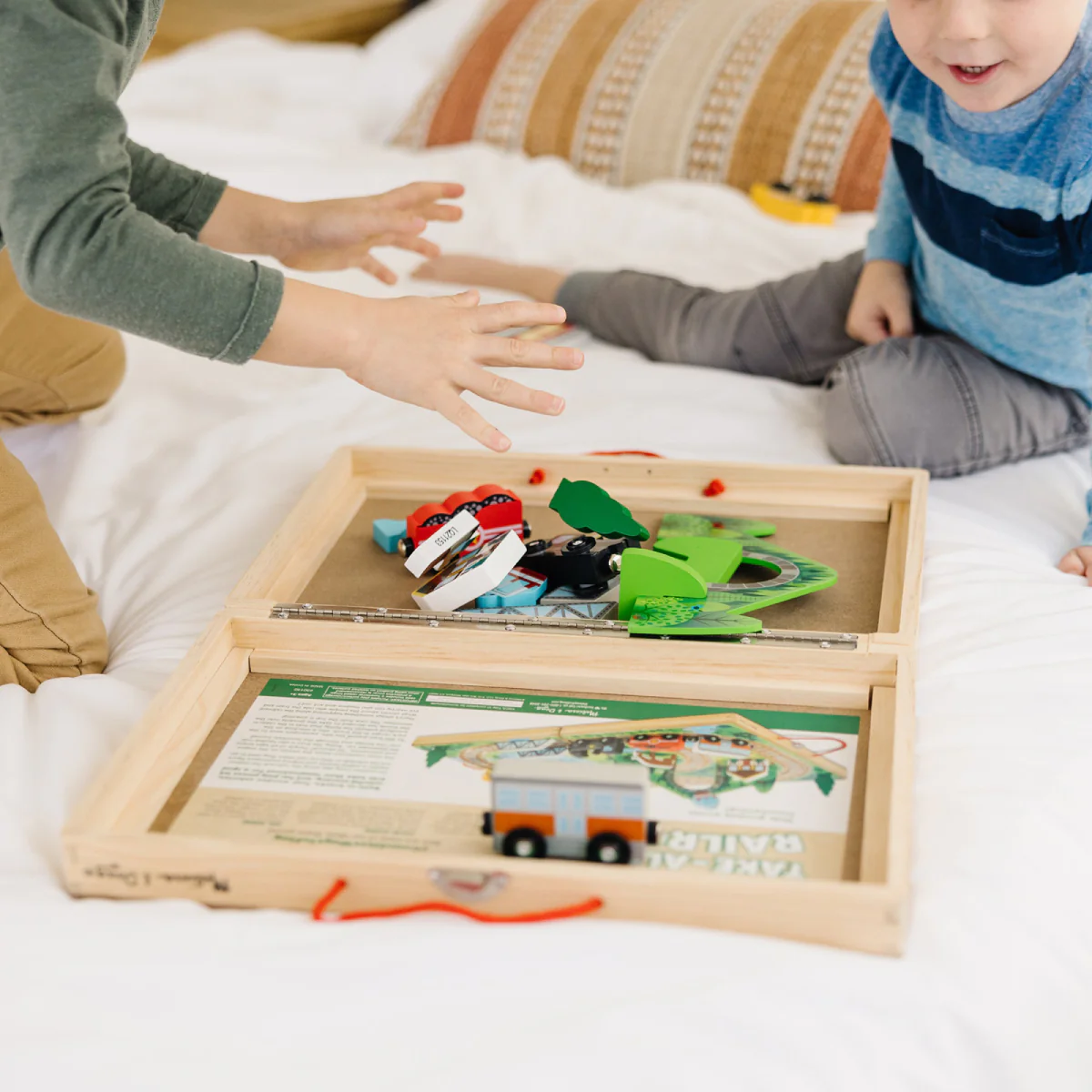 Melissa & Doug Take-Along Railroad Set with Storage Case (17-Pieces) - Image 7